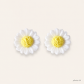 Boucles d’oreilles marguerites blanches et jaunes en pâte polymère