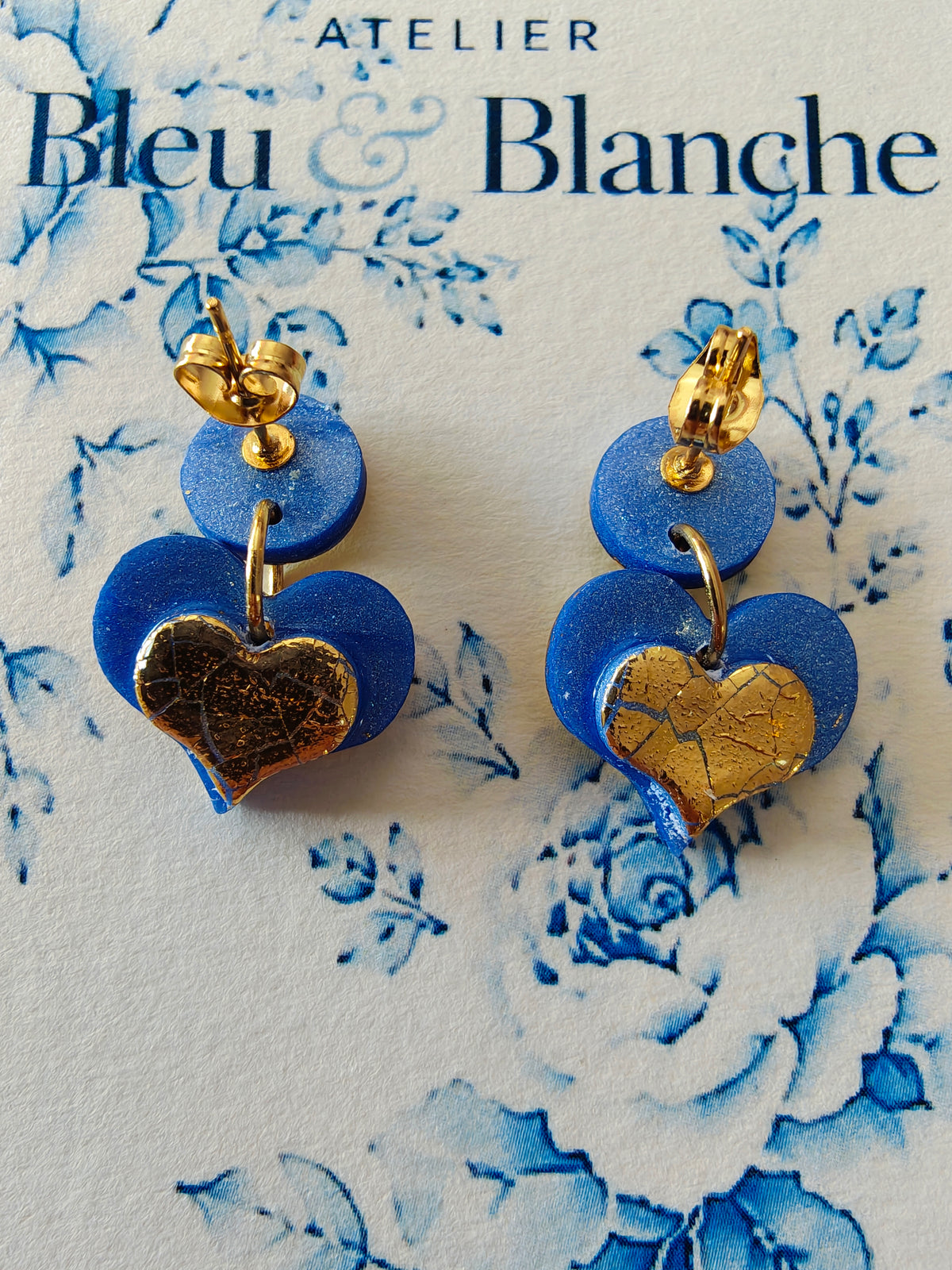 Boucles d’oreilles cœurs bleues et dorées verso