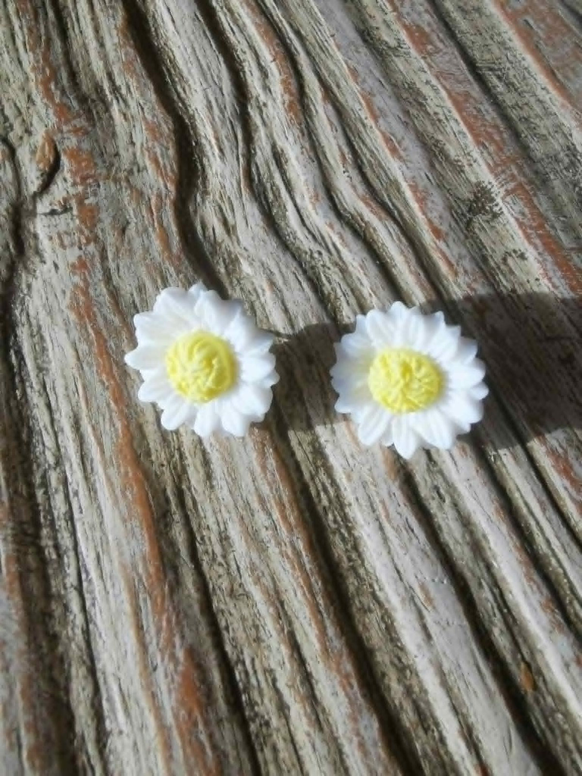 Boucles d’oreilles marguerites artisanales blanches et jaunes