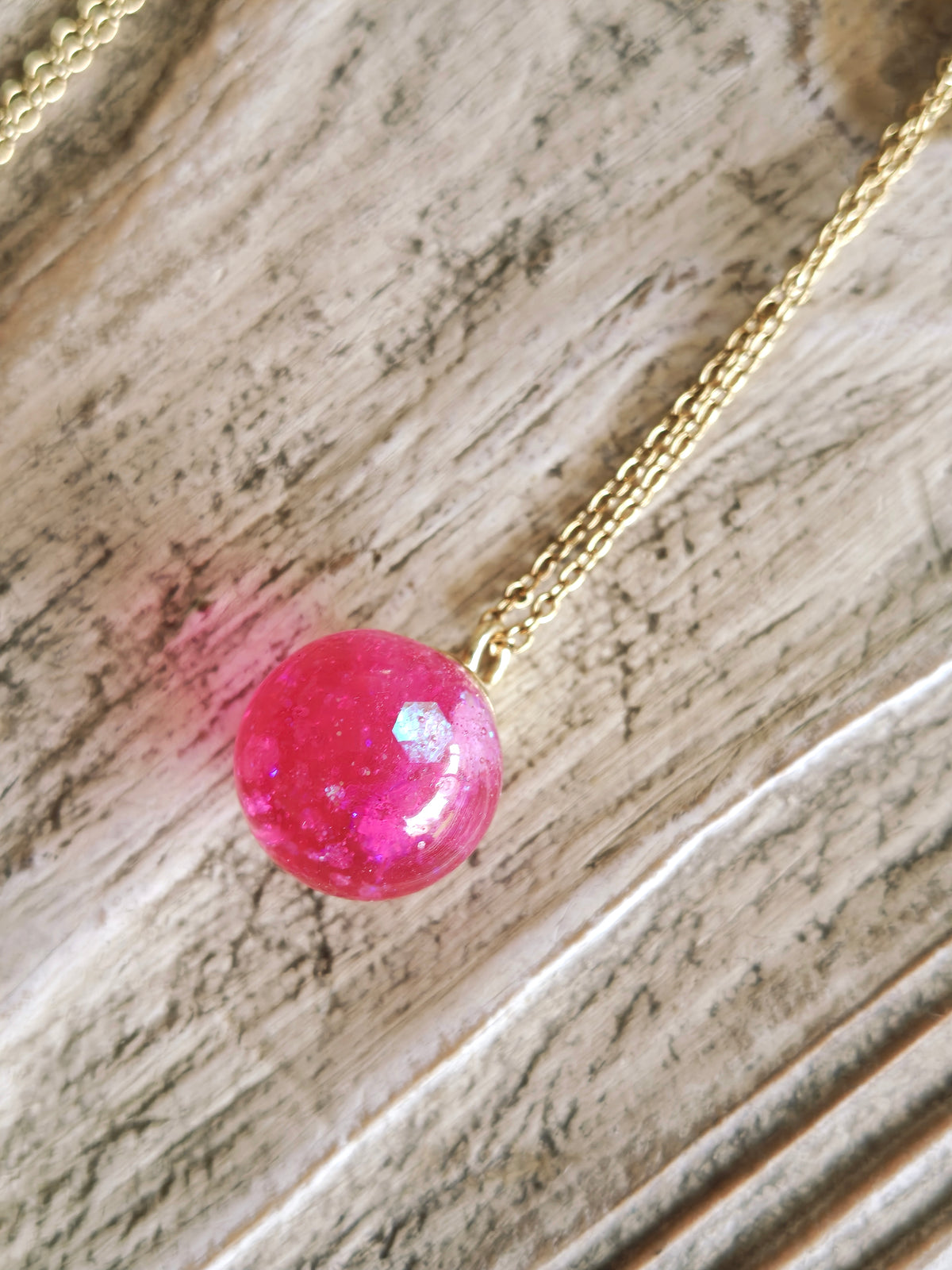 Pendentif boule rose pailletée en résine avec éclats scintillants