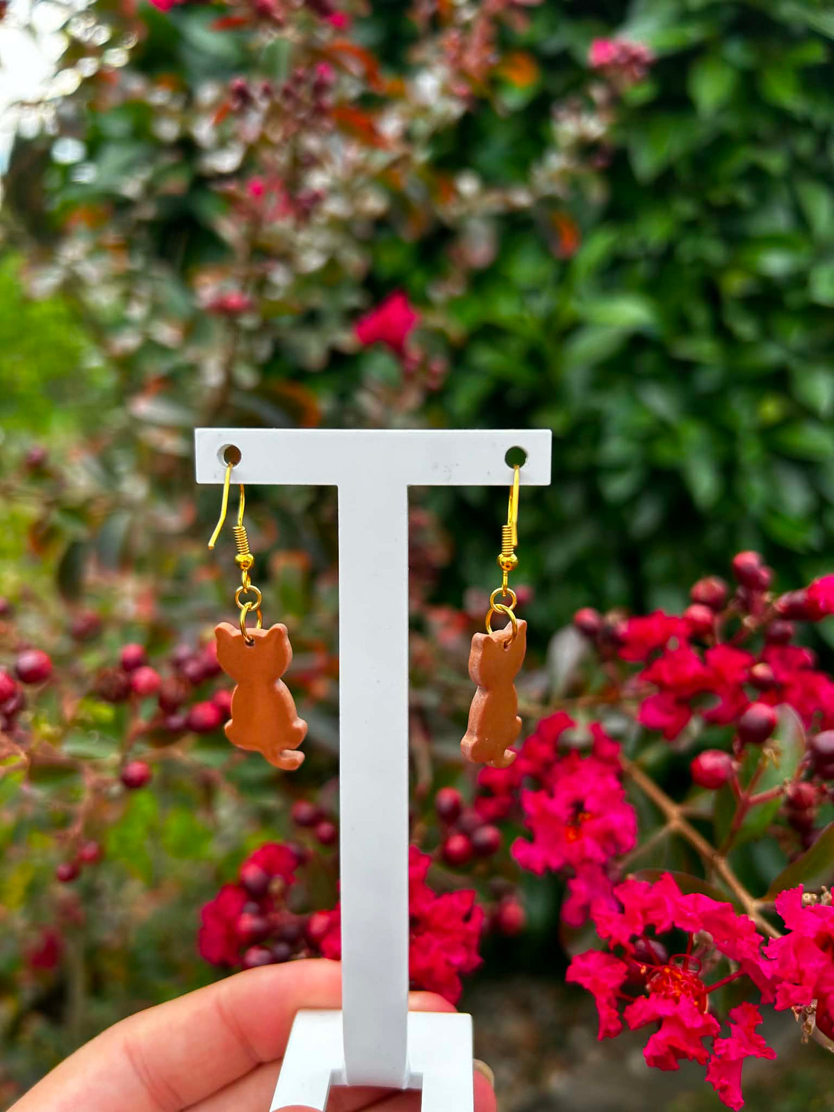 Détail des boucles d’oreilles chats marron artisanales