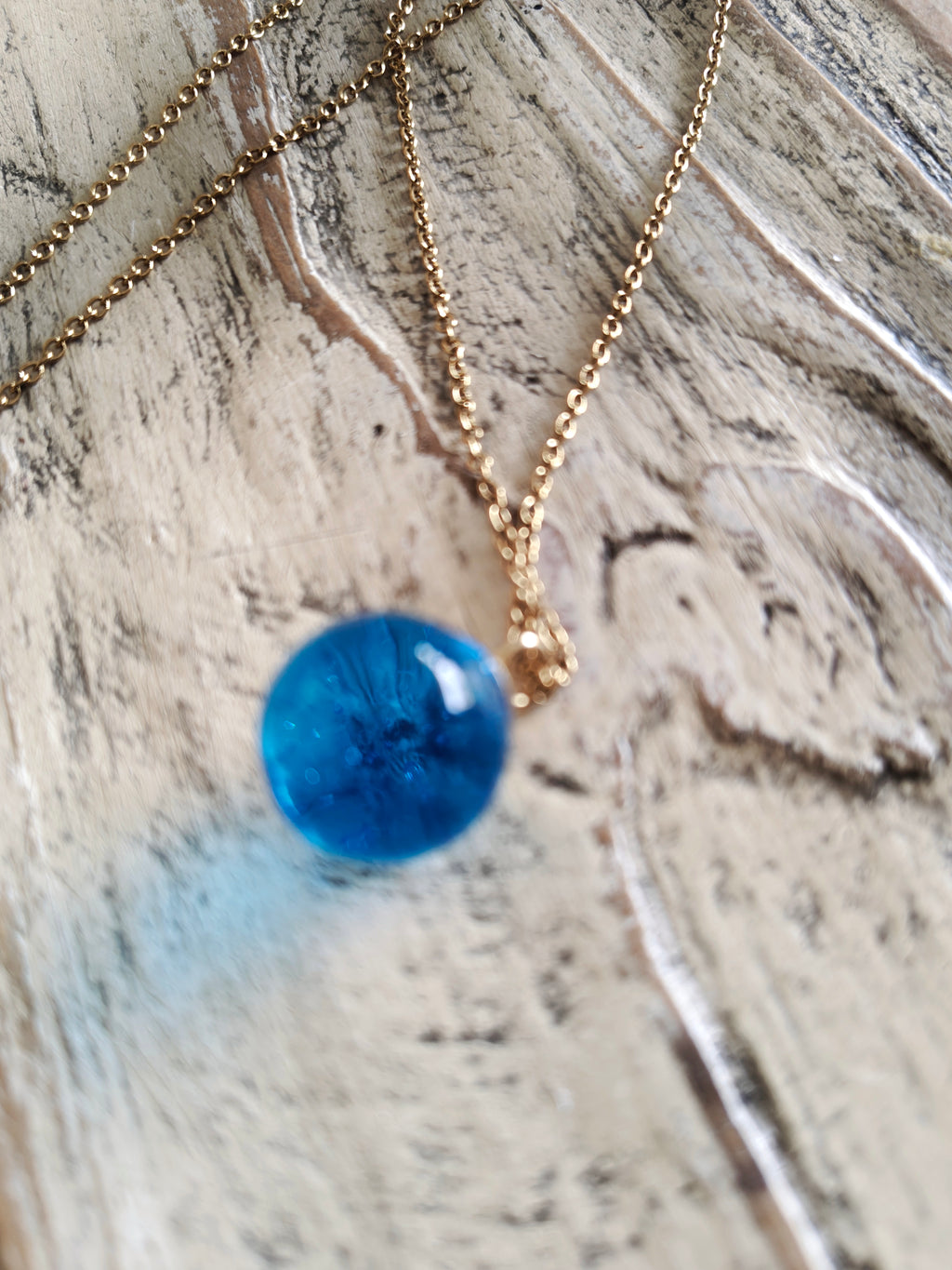 Collier pendentif boule bleu azur artisanal en résine