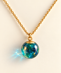 Collier boule Gaïa bleu turquoise et vert en résine fait main en Alsace