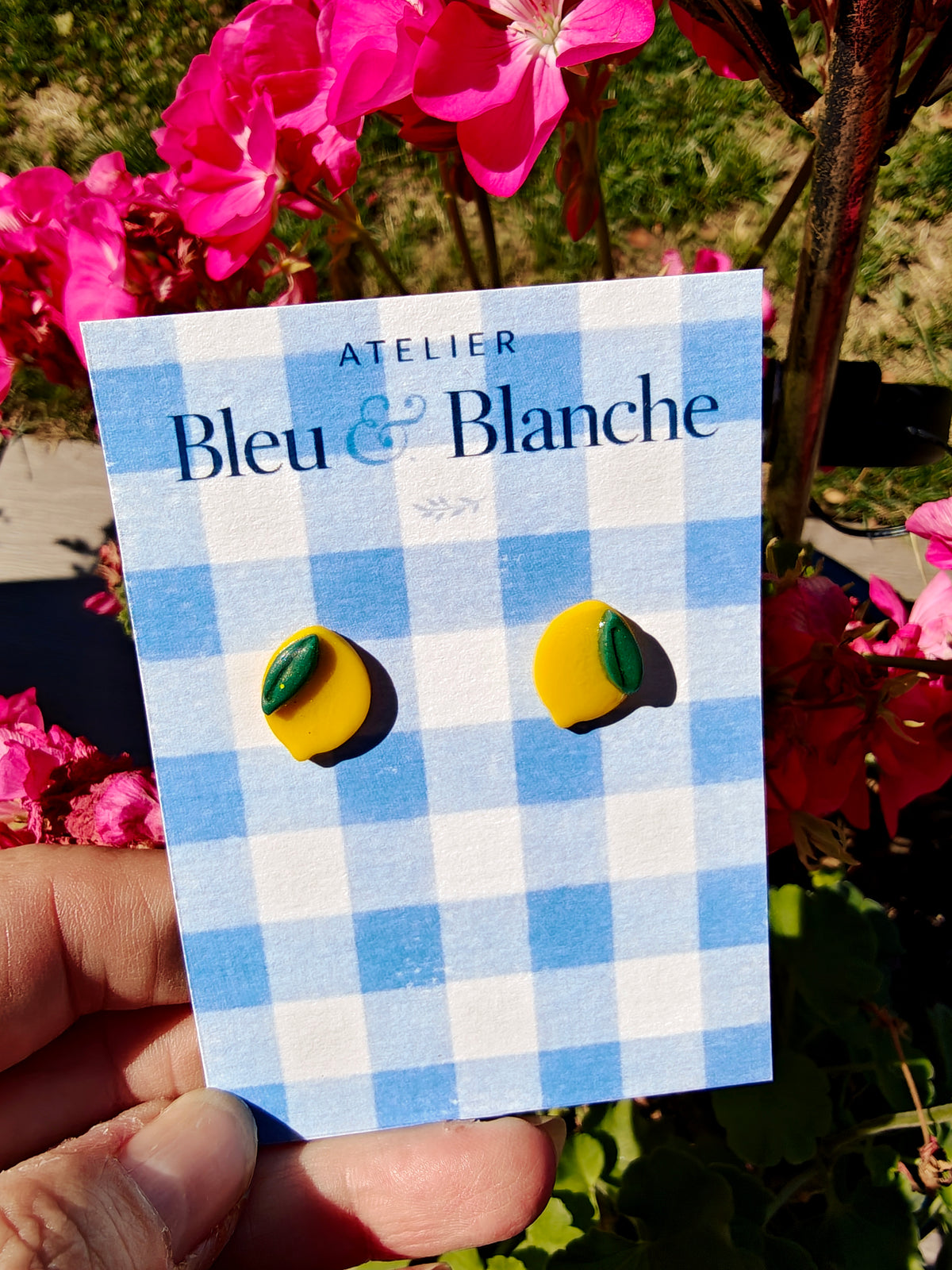 Puces d’oreilles citron artisanales en pâte polymère jaune et verte