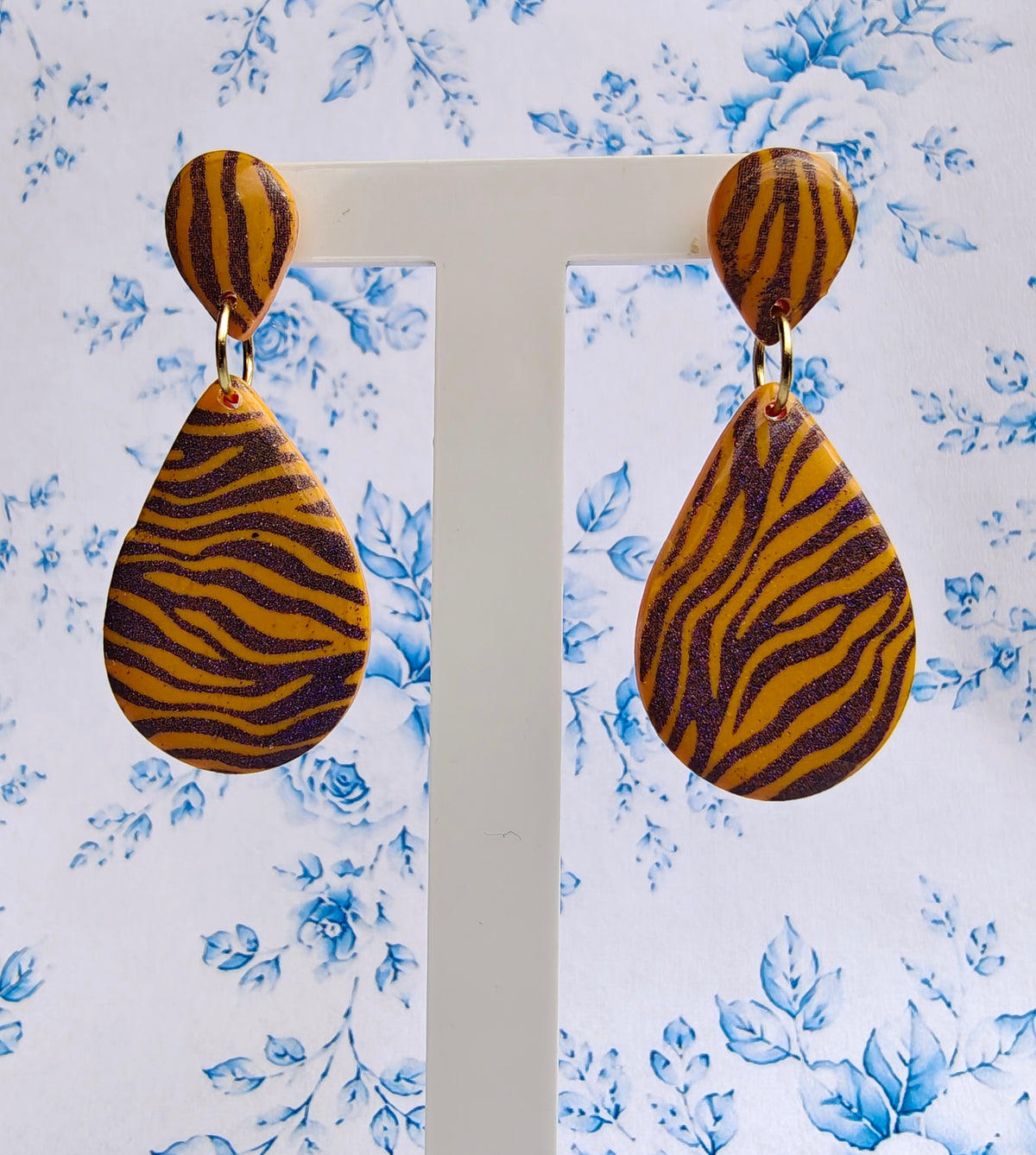 Détail des boucles d’oreilles zèbre orange et violet faites main