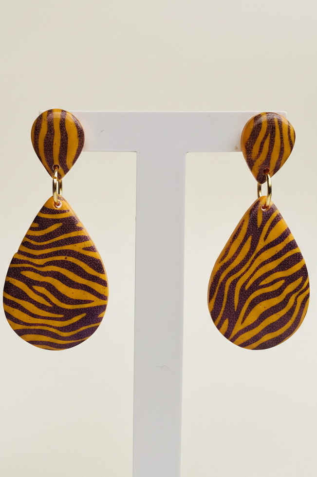 Boucles d’oreilles zèbre orange et violet en pâte polymère