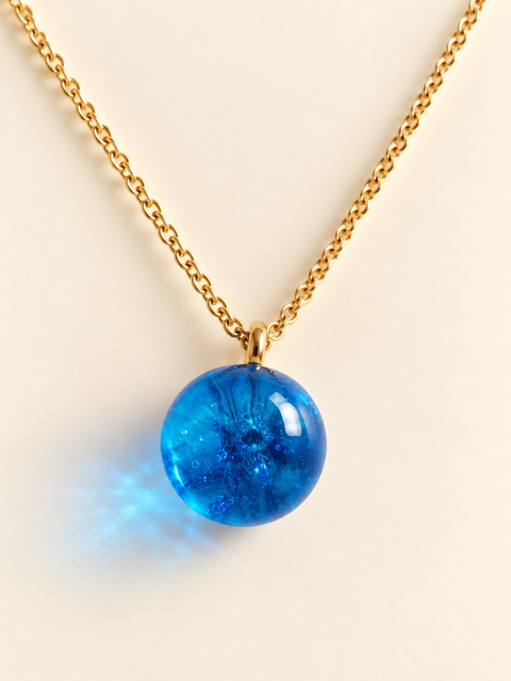 Collier boule bleu azur en résine fait main en Alsace