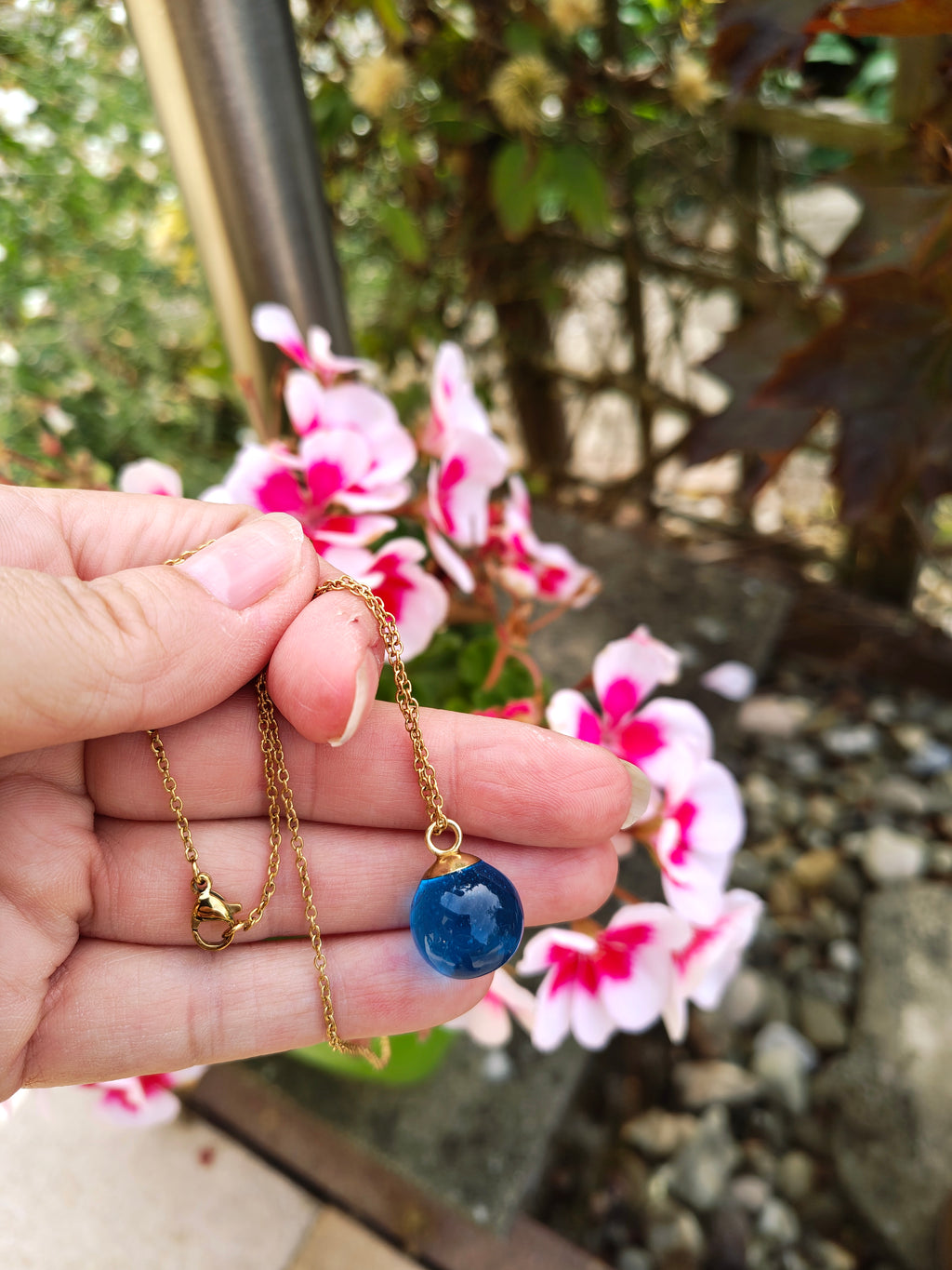 Collier boule bleu azur fait main avec pendentif en résine