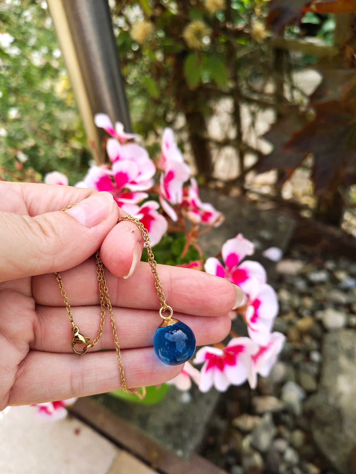 Collier boule bleu azur fait main avec pendentif en résine