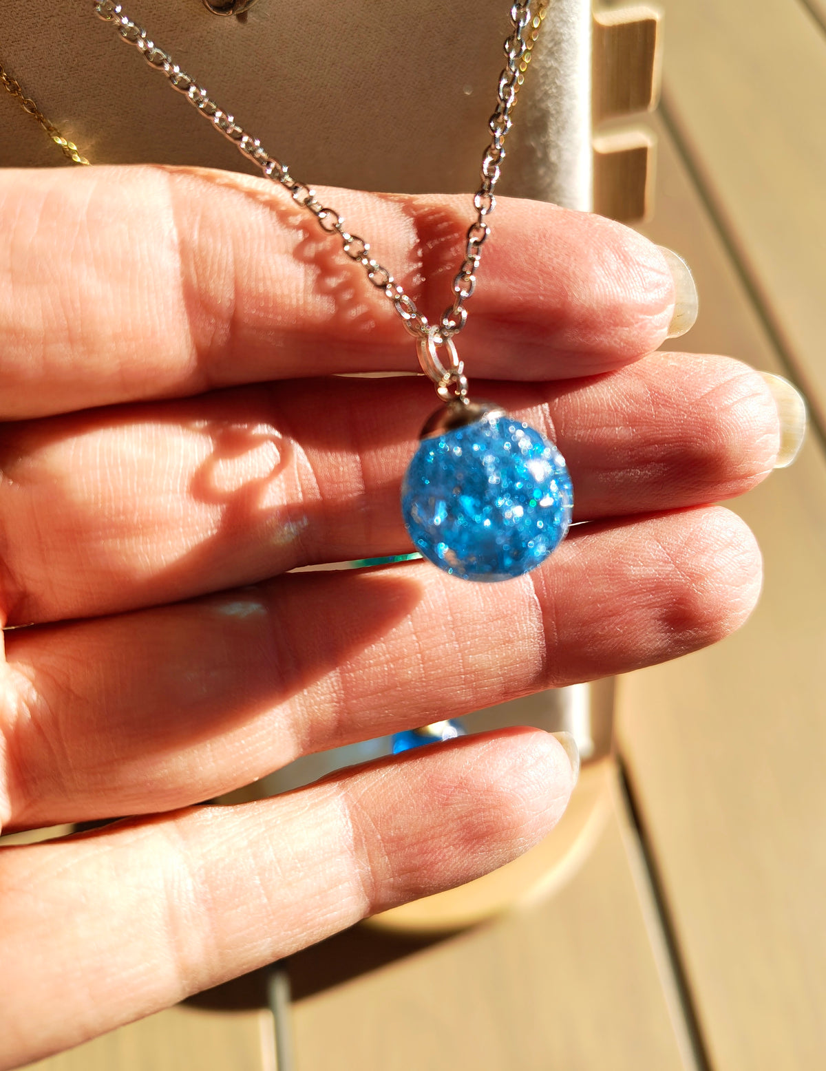 Collier pendentif boule bleu azur éclats argentés avec chaîne acier inoxydable