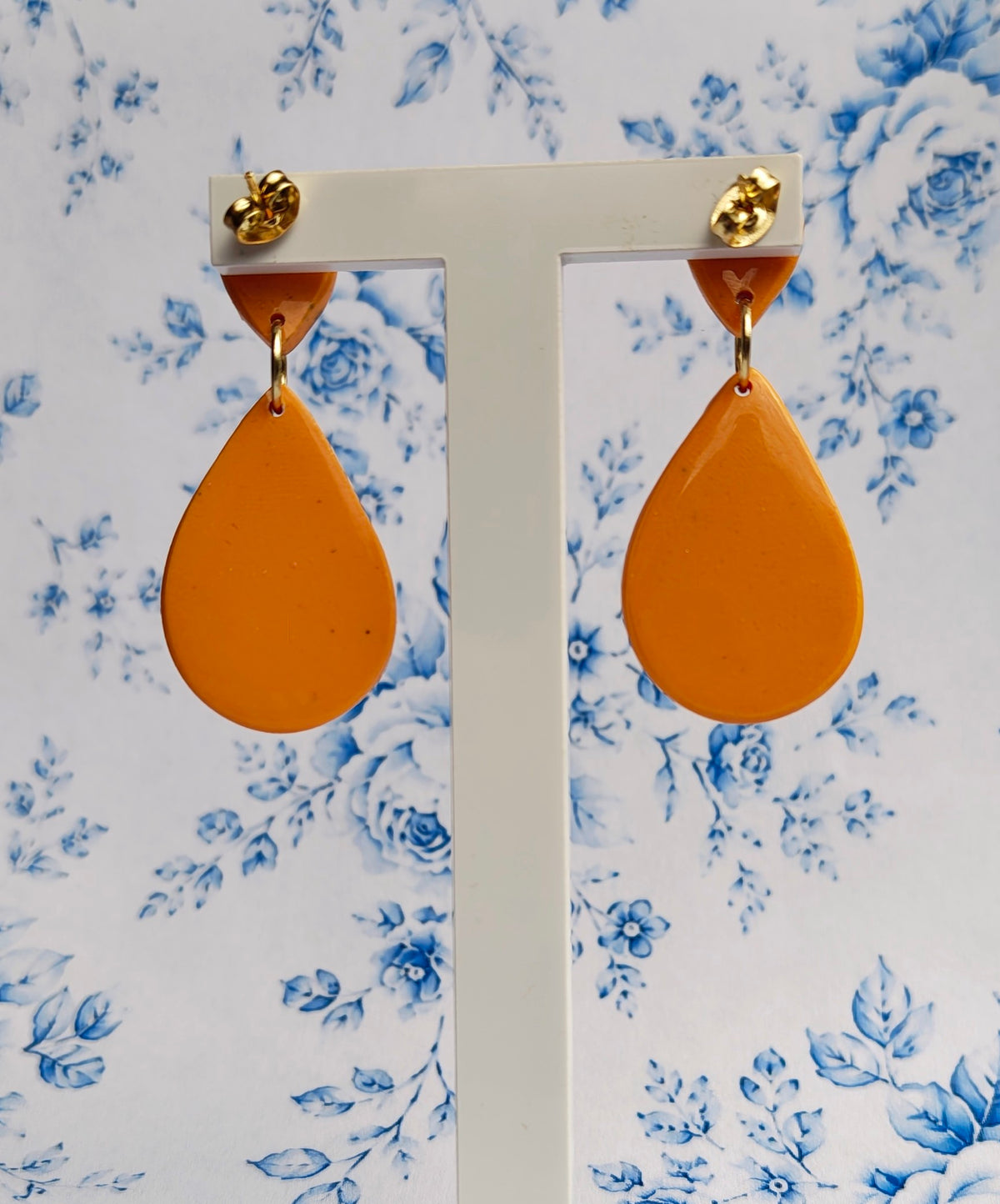 Boucles d’oreilles zèbre artisanales en pâte polymère, création en Alsace
