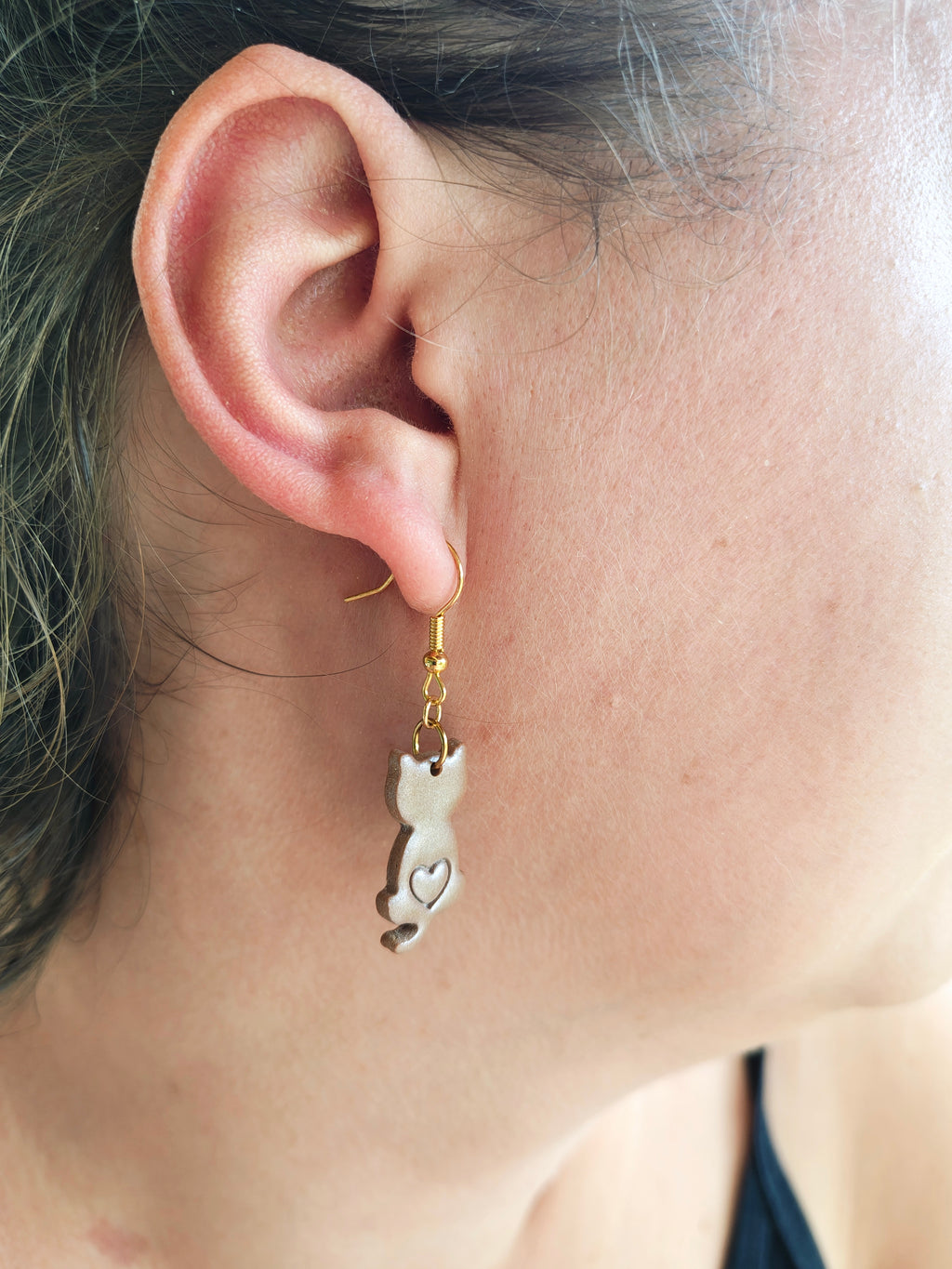 Boucles d’oreilles chats marron portées à l’oreille