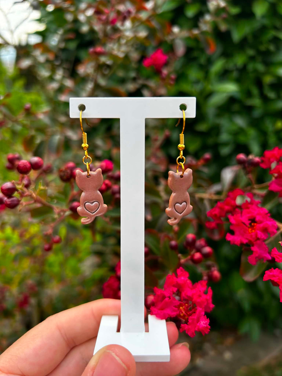 Détail des boucles d’oreilles chats marron artisanales