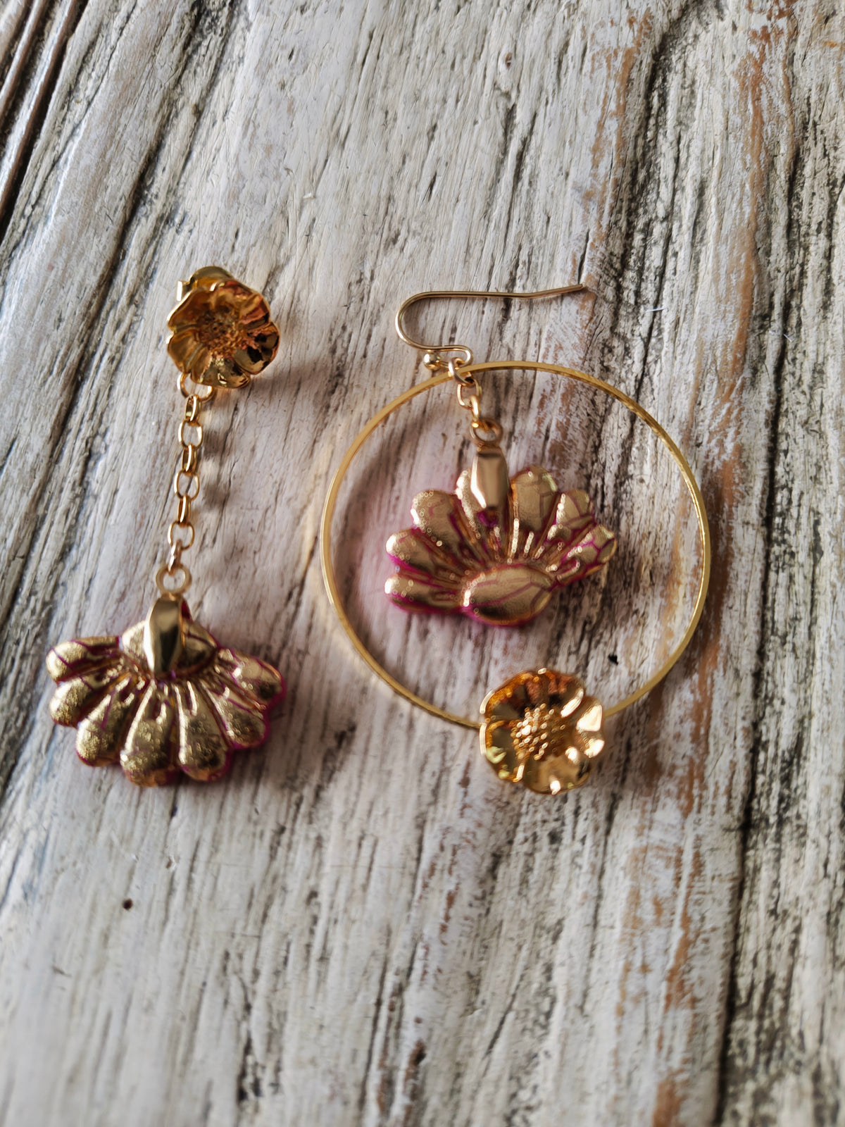 Boucles d'oreilles fleurs dorées et rose