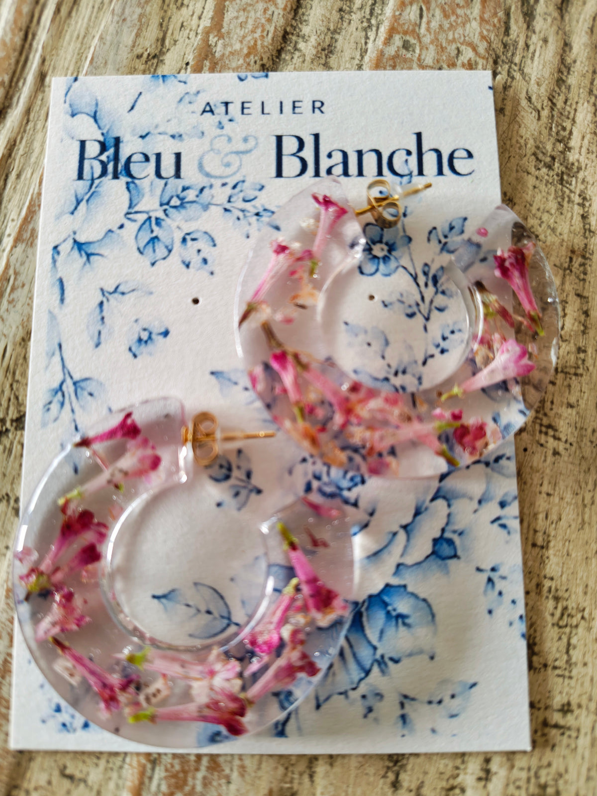 Boucles d'oreilles fleurs groseillers à fleurs, résinées.