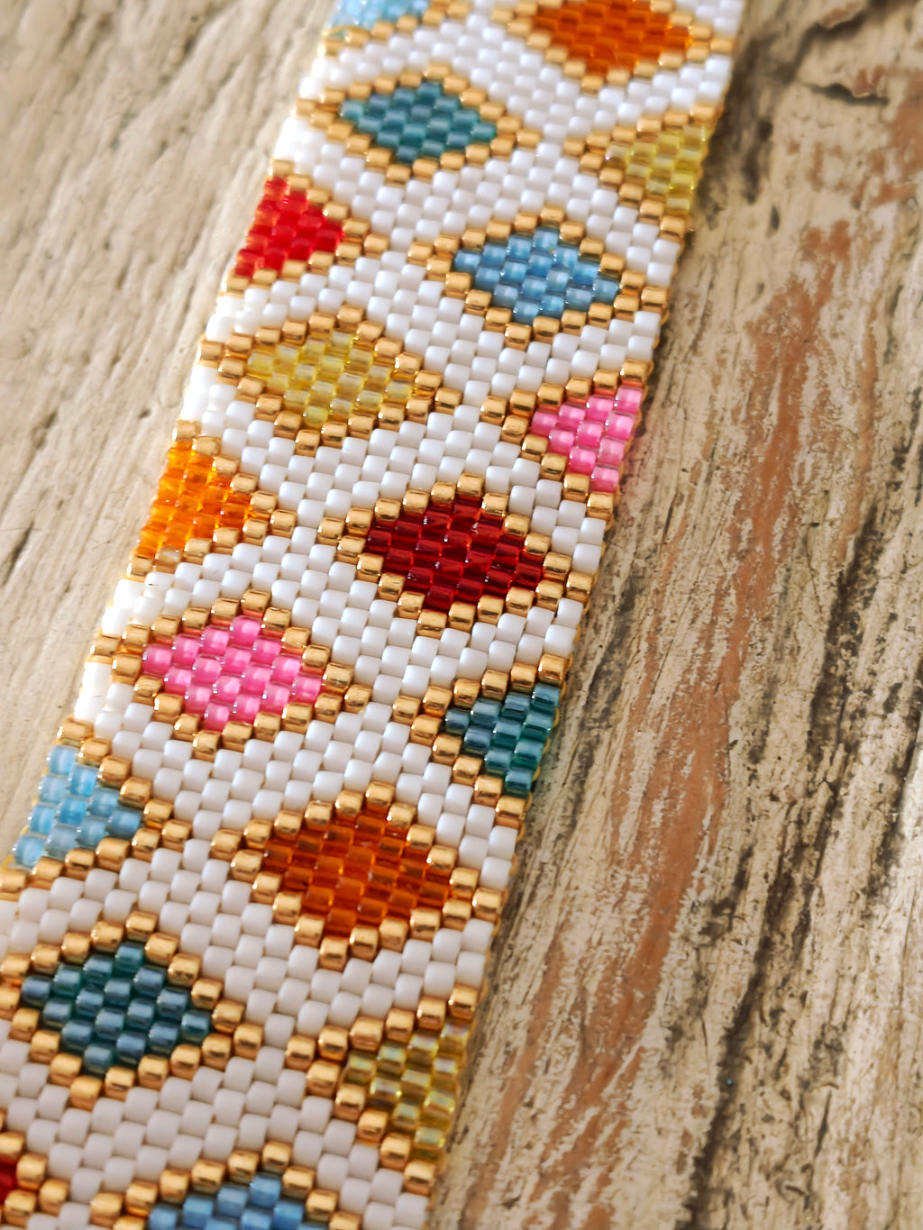 Gros plan sur le tissage peyote d’un bracelet en perles Miyuki