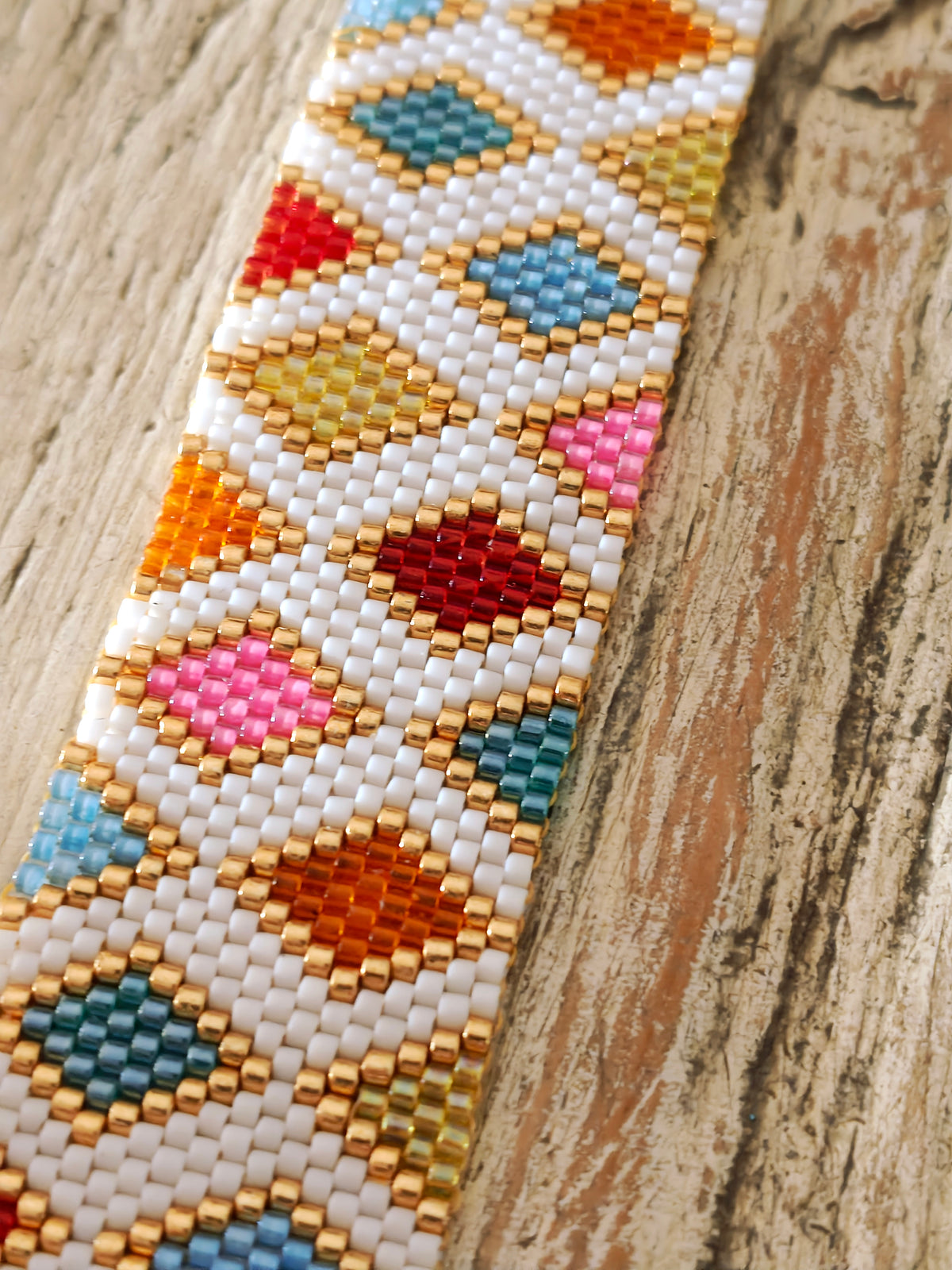 Gros plan sur le tissage peyote d’un bracelet en perles Miyuki